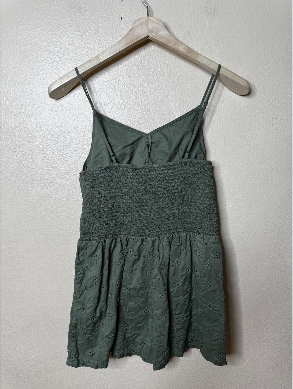 Aerie Olive Green Eyelet Romper Women’s Medium Tie Front Smocked Back Boho - Picture 6 of 6